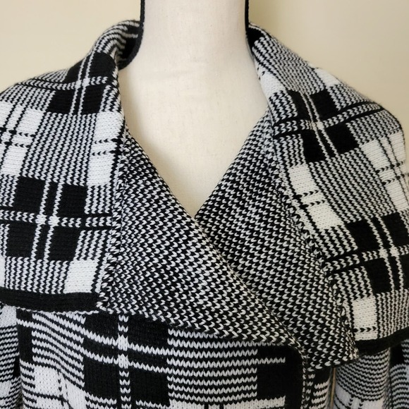 Ava Couture Wrap Sweater NWT Women Large Shall Collar Acrylic Black White Chunky - Picture 2 of 12